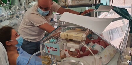 Montan un operativo para que una madre ingresada en la UCI pudiera conocer y tocar a su bebé recién nacido