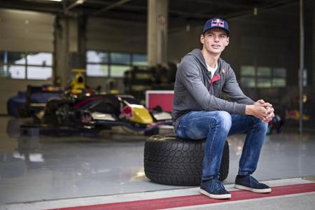 Max Verstappen se estrena sobre un RB7 decorado como un Toro Rosso