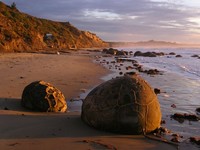 Las extrañas rocas esféricas de Moeraki, que parecen huevos de dragón