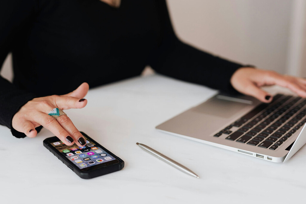 La Audiencia Nacional lo deja claro: no tienes por qué usar tu móvil personal para identificarte cuando teletrabajas