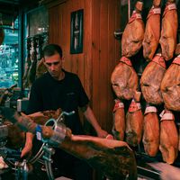 El Corte Inglés liquida este 29 de mayo un jamón ibérico de bellota por 76 euros menos (y te llevas queso gratis)