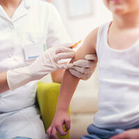 "Las vacunas cumplen", la nueva campaña de los pediatras españoles para terminar con los bulos sobre la inmunización