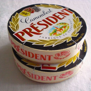 Adiós a las típicas cajas de madera del queso camembert: la última fábrica que las produce va a cerrar porque no es rentable 
