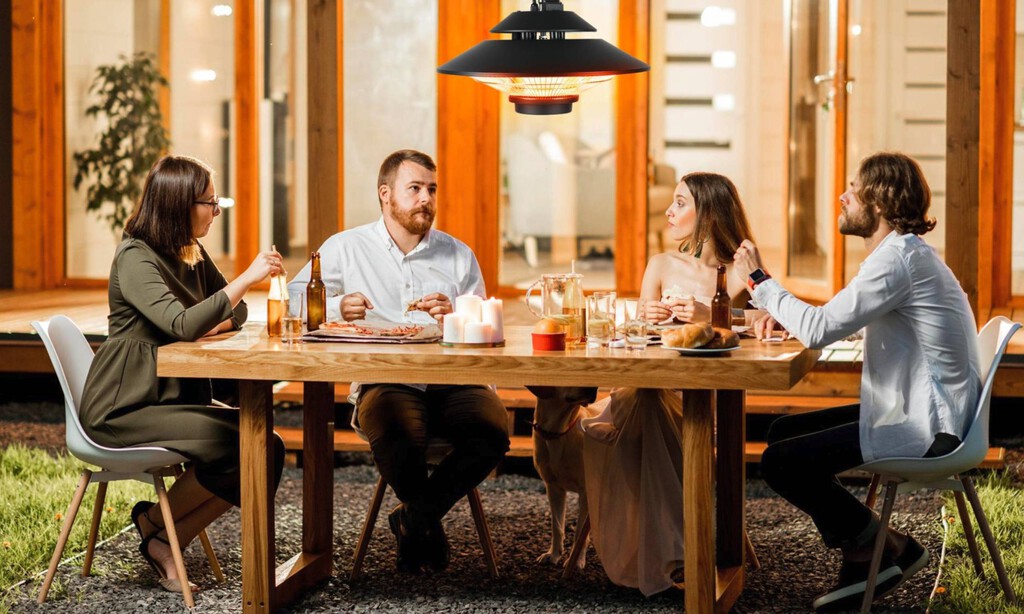 Perfecta para las reuniones con amigos en la terraza o en el jardín y no pasar frío: esta lámpara halógena es todo un chollo hoy 