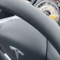 Cuando el volante de tu Tesla Model Y recién estrenado se descuelga en plena autovía y la marca te cobra por el arreglo 
