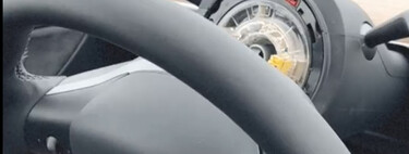 Cuando el volante de tu Tesla Model Y recién estrenado se descuelga en plena autovía y la marca te cobra por el arreglo 