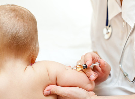 Cómo aliviar el estrés y el dolor del pinchazo de las vacunas en bebés y niños, según su edad