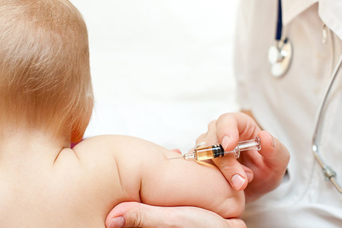 Cómo aliviar el estrés y el dolor del pinchazo de las vacunas en bebés y niños, según su edad