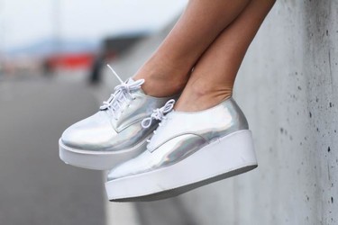 A partir de ahora tu también querrás unas zapatillas con plataforma (aka flatforms)