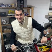 El garaje de motos de Iker Casillas no es el más amplio, pero incluye un Vespino muy especial y una clásica recién adquirida 