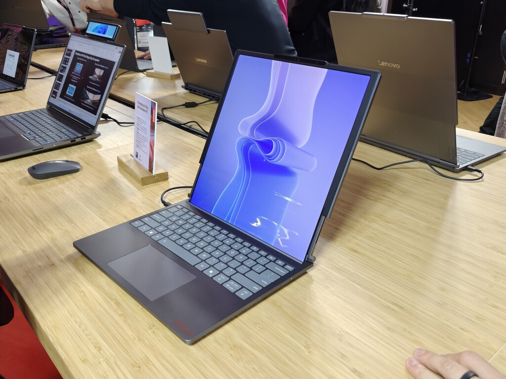 He probado el primer portátil enrollable del mundo. Basta trastear un rato con él para darse cuenta de que tiene mucho sentido 