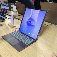 He probado el primer portátil enrollable del mundo. Basta trastear un rato con él para darse cuenta de que tiene mucho sentido 