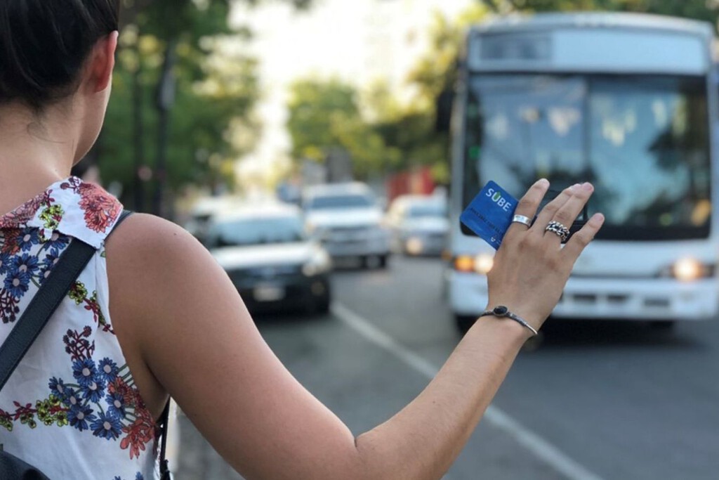 Cómo aprovechar los reintegros de hasta el 100% de billeteras virtuales y tarjetas VISA y Mastercard para viajar en colectivo en Buenos Aires 