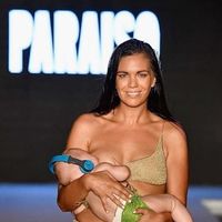 Una modelo amamantó a su hija de cinco meses mientras desfilaba en una pasarela