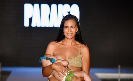 Una modelo amamantó a su hija de cinco meses mientras desfilaba en una pasarela