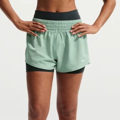 Nike One Pantalón corto con malla interior de talle medio - Mujer