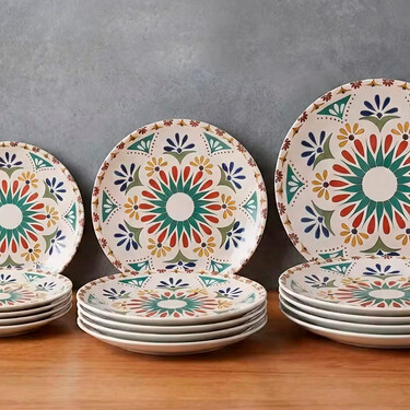 Acaba de llegar a Alcampo una vajilla Santa Clara de gres cuyo diseño recuerda a las casas portuguesas y cuesta menos de 30 euros