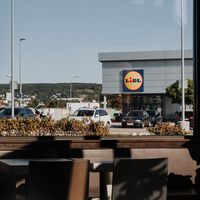 Hoy en Lidl la solución a los enchufes mal aprovechados tras el sofá y que carga varios móviles a la vez