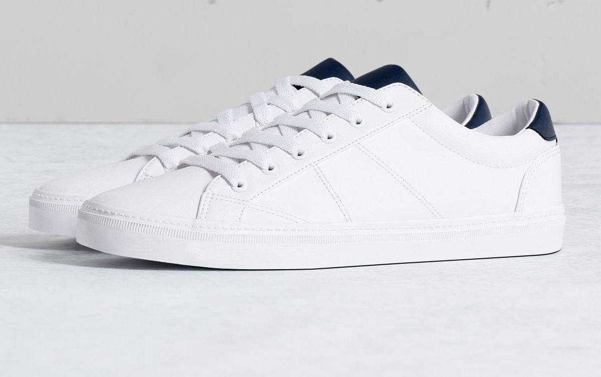 tenis blancos pantalon azul