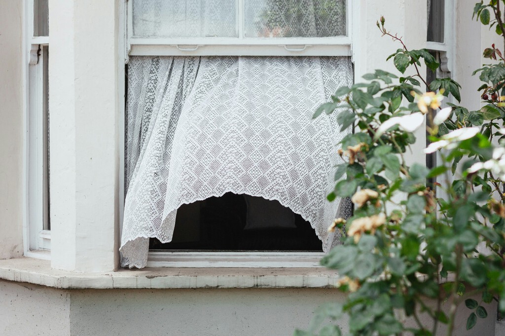 Nuestras abuelas ya usaban este truco gratis para refrescar la casa sin usar el aire acondicionado. Así puedes aplicarlo 