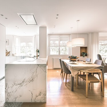 La propietaria de este piso quería transformarlo para ganar amplitud: tiró los tabiques creando una gran zona de día