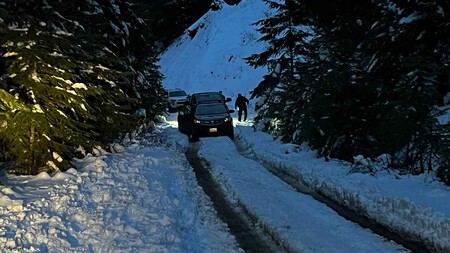 Coches se quedan atrapados en una pista de grava nevada: el GPS les sugirió esa ruta alternativa