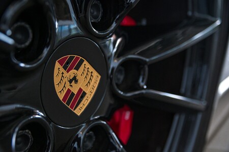 ¡Pillado! El Porsche Taycan Cross Turismo, al descubierto: el coche eléctrico muestra su carrocería familiar antes de tiempo