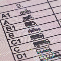 Cazados copiando en el teórico del carnet de conducir, un fraude que les saldrá muy caro con la nueva Ley de Tráfico