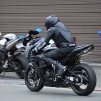 En el garaje de Christian Bale no solo hay un Batmóvil. Además tiene una colección de motos de lujo que incluye una Honda CBR