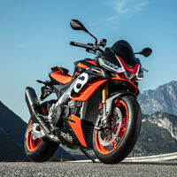 Aprilia Tuono V4: la naked mantiene sus 175 CV de pura garra para dos versiones desde 16.990 euros