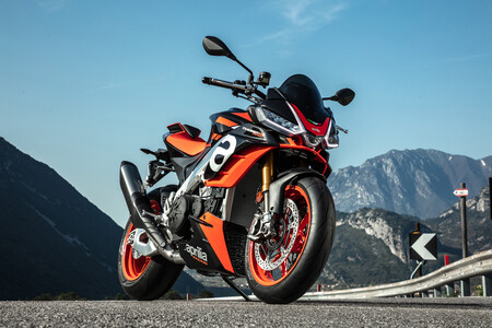 Aprilia Tuono V4: la naked mantiene sus 175 CV de pura garra para dos versiones desde 16.990 euros