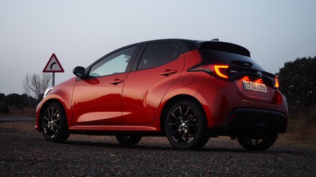 Toyota Yaris Hibrido 11