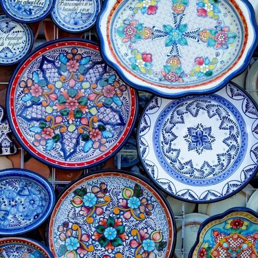 Cómo distinguir la talavera auténtica de la falsa: tips rápidos para identificar la original poblana