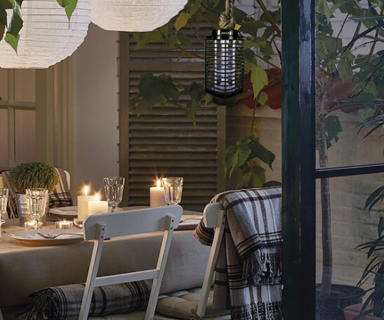La lámpara antimosquitos de El Corte Inglés con descuento que necesitas: protégete este verano de los mosquitos en la terraza o jardín de tu casa