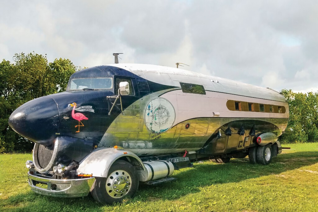 Parece un avión de combate que ha aterrizado en mitad de la carretera, pero es una de las campers más salvajes jamás construidas 