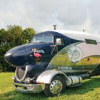 Un militar jubilado se hizo un homenaje con un avión y un camión del ejército. Por dentro es la camper más salvaje que vas a ver en tu vida