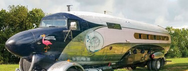 Un militar jubilado se hizo un homenaje con un avión y un camión del ejército. Por dentro es la camper más salvaje que vas a ver en tu vida