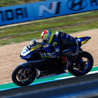 Dominique Aegerter homenajea a su compatriota Jason Dupasquier ganando su primera carrera en Supersport