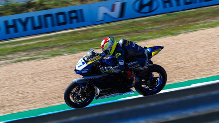 Dominique Aegerter homenajea a su compatriota Jason Dupasquier ganando su primera carrera en Supersport