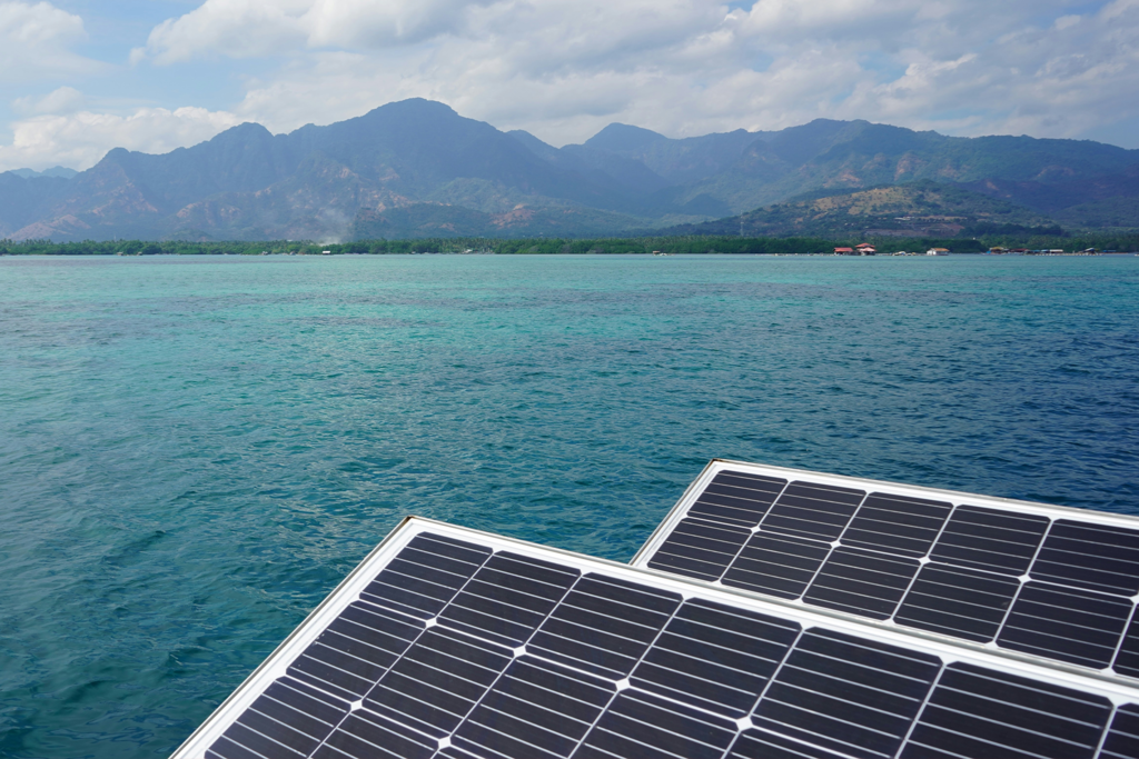 China ha estrenado su primer parque solar flotante en el mar: paneles que suben y bajan con la marea 