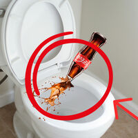 Por qué hay gente tirando Coca Cola en su inodoro; este es el truco de generaciones que nadie ha explicado