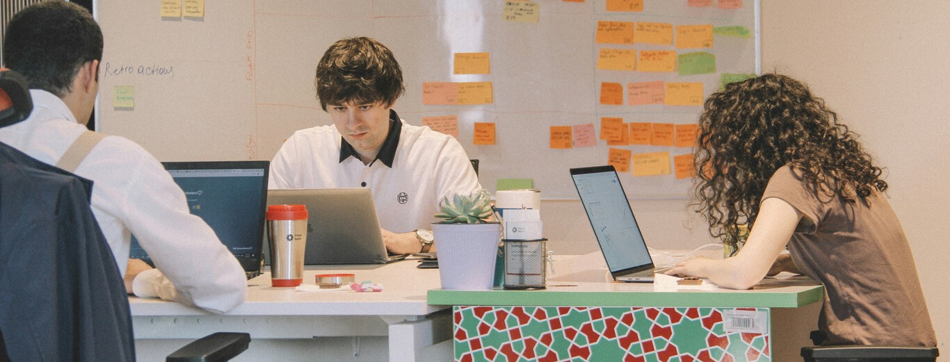 El mayor temor era que la IA nos quitara el trabajo. La realidad es que está reemplazando a quienes están aprendiendo a trabajar
