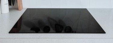Cómo limpiar las manchas resecas de tu vitrocerámica o placa de inducción para que queden impecables