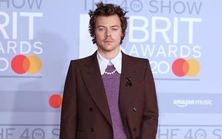 De Gucci, con perlas y uñas de color: así es el look de Harry Styles para los BRIT Awards