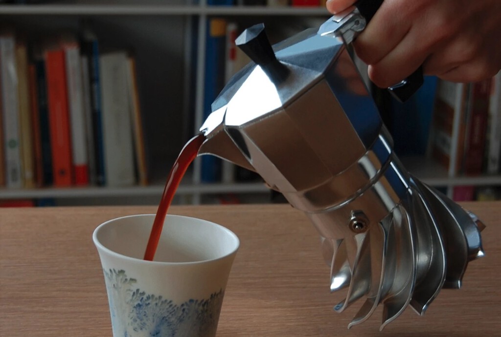 Parece una cafetera normal, pero promete funcionar el doble de rápido y gastar la mitad de gas. La extraña forma de su base es la clave  