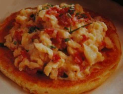 Revuelto con salami sobre blinis