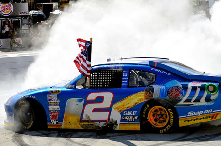 Brad Keselowski se lleva la victoria en Bristol, el primer short-track del año