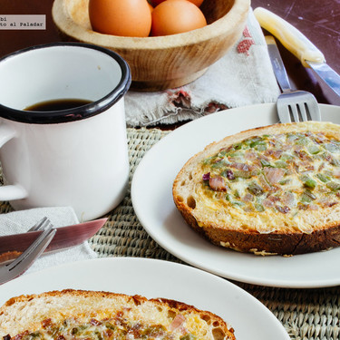 Huevos revueltos en cazuela de pan. Receta en video