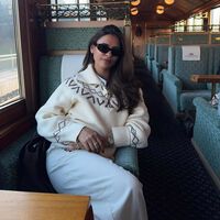 Las nuevas Adidas en color cookie que las chicas elegantes combinan con chaquetas tipo Barbour 