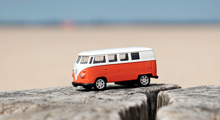 Cómo evitar los daños que ocasiona la sal, la arena y el calor si viajas con el coche a la playa